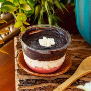 DOCE PAIXÃO - MOUSSE DE MORANGO, CREME DE CASTANHA E CREME DE AVELÃ