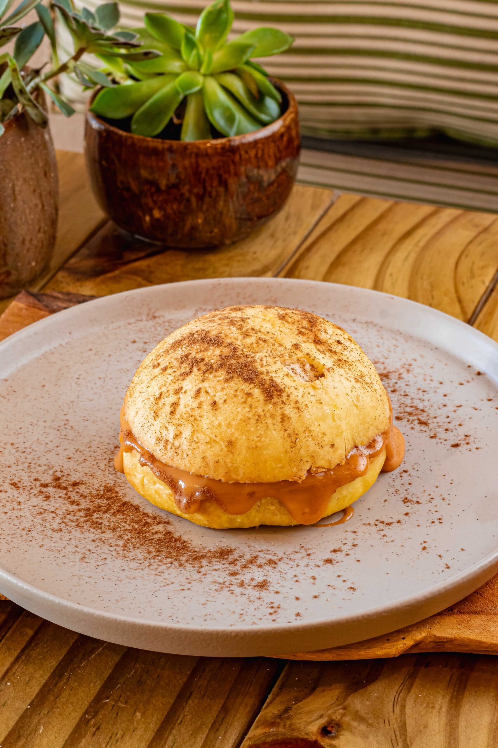 PÃO SONHO - PAO DE BATATA INGLESA, FARINHA DE AMARANTO, MANTEIGA DE CASTANHA RECHEADA COM NOSSA DELICIOSA GANACHE DE DOCE DE LEITE