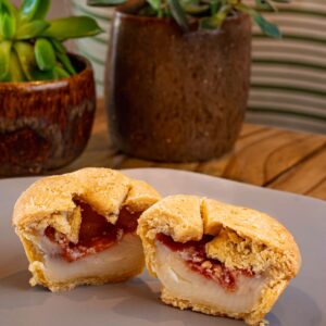 empada romeu e julieta - massa de oleaginosas com recheio de goiaba e queijo vegano